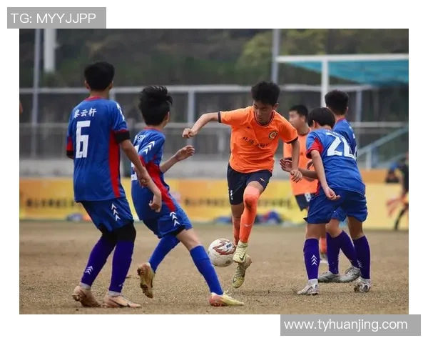 聚焦足球巨星成长之路与赛场荣耀全景解读其传奇人生故事全貌展示